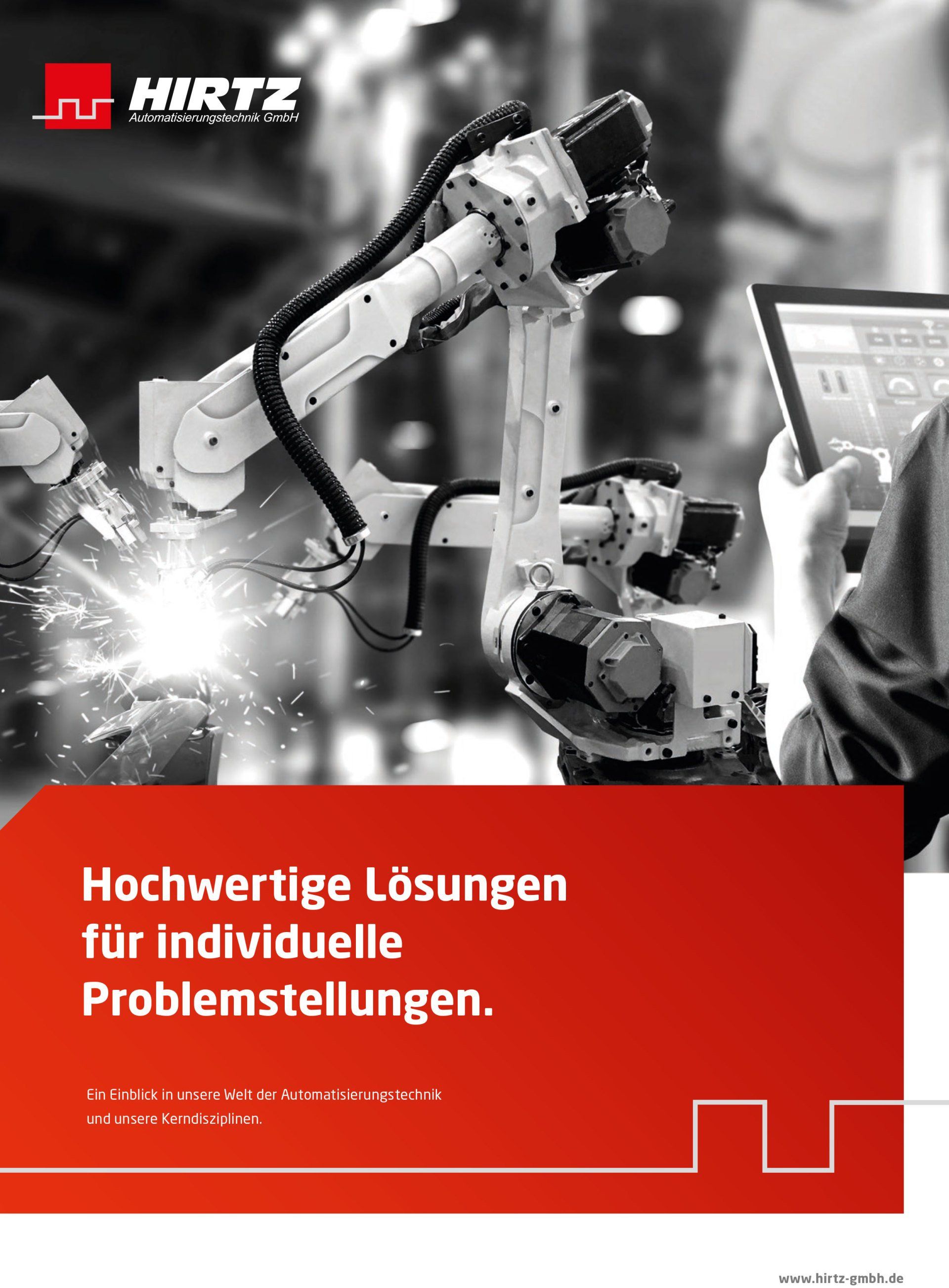 Eine Person hält ein Tablet vor einen Roboterarm.