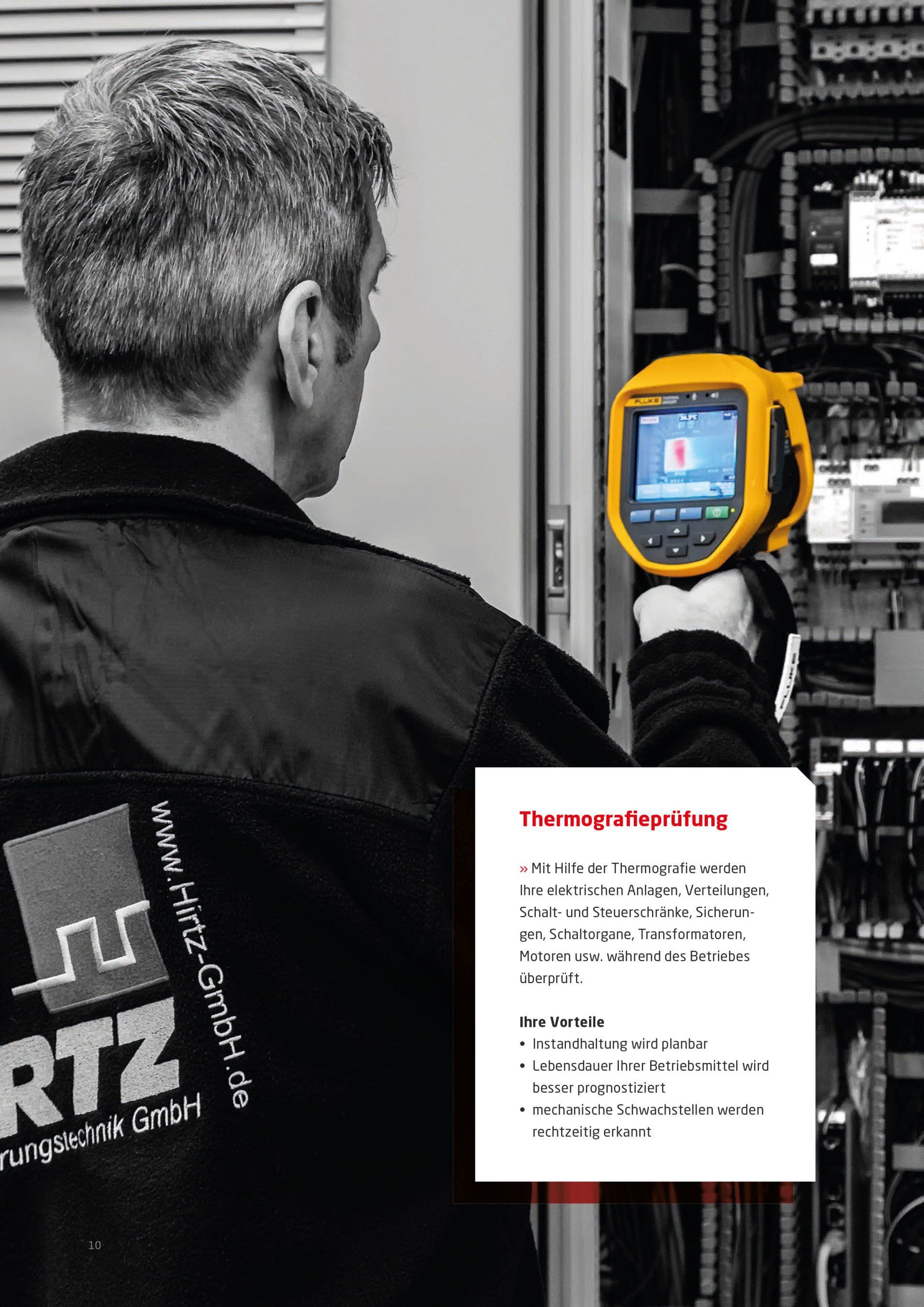 Ein Mann hält ein Thermometer in der Hand und schaut darauf.