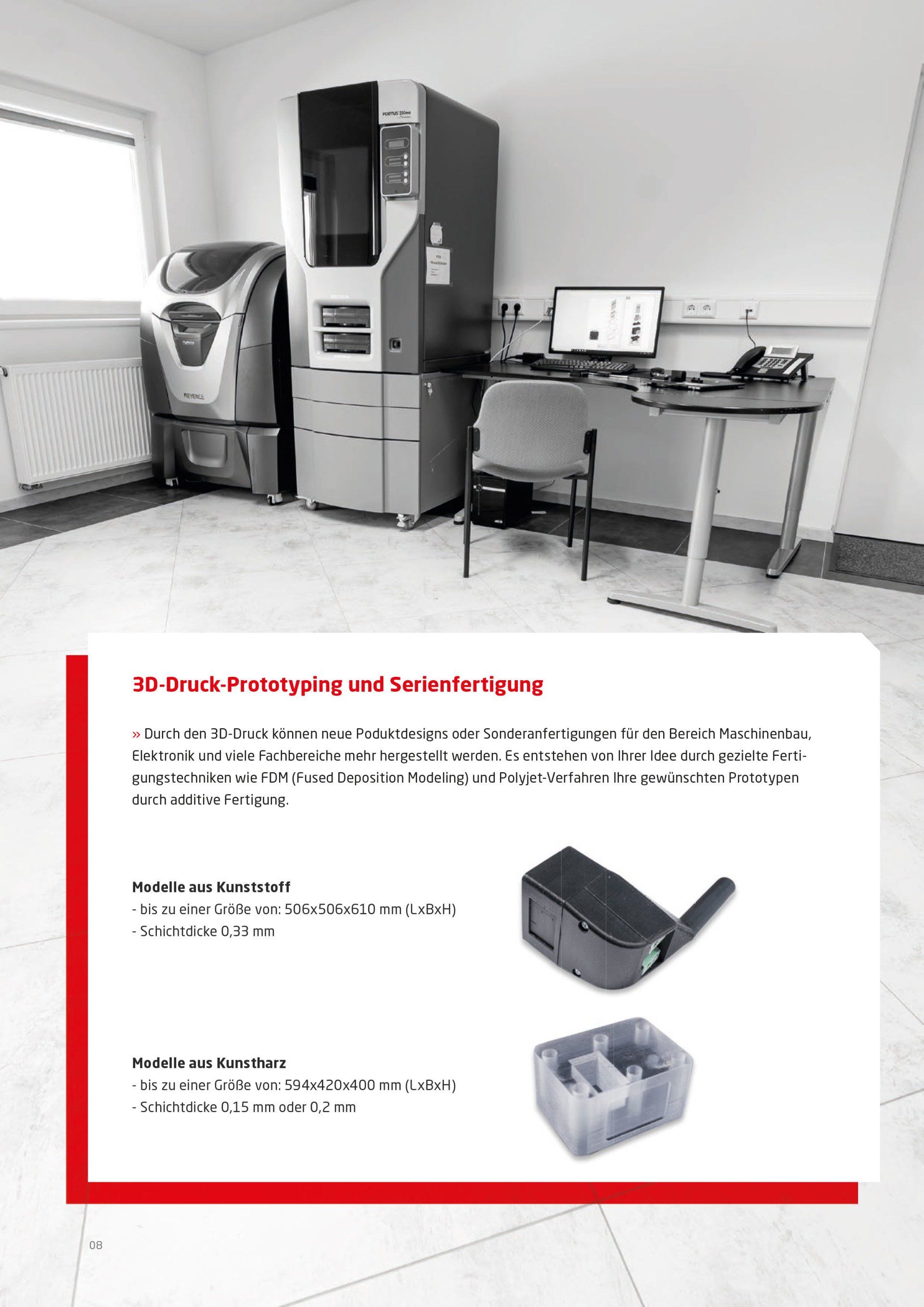 Ein Schwarzweißfoto eines Raums mit einem Computer und einem Drucker.
