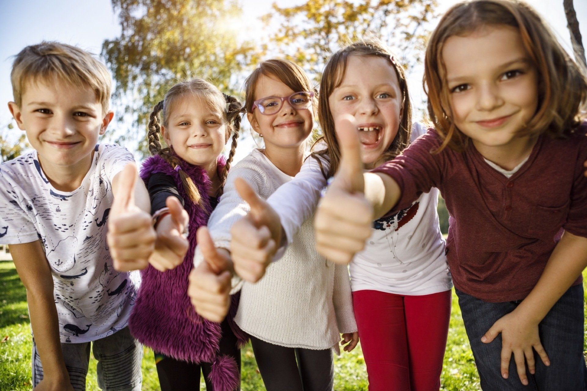 kids with thumbs up