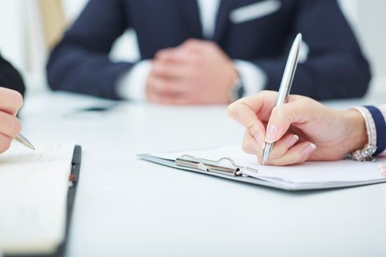 mano prende nota in una riunione