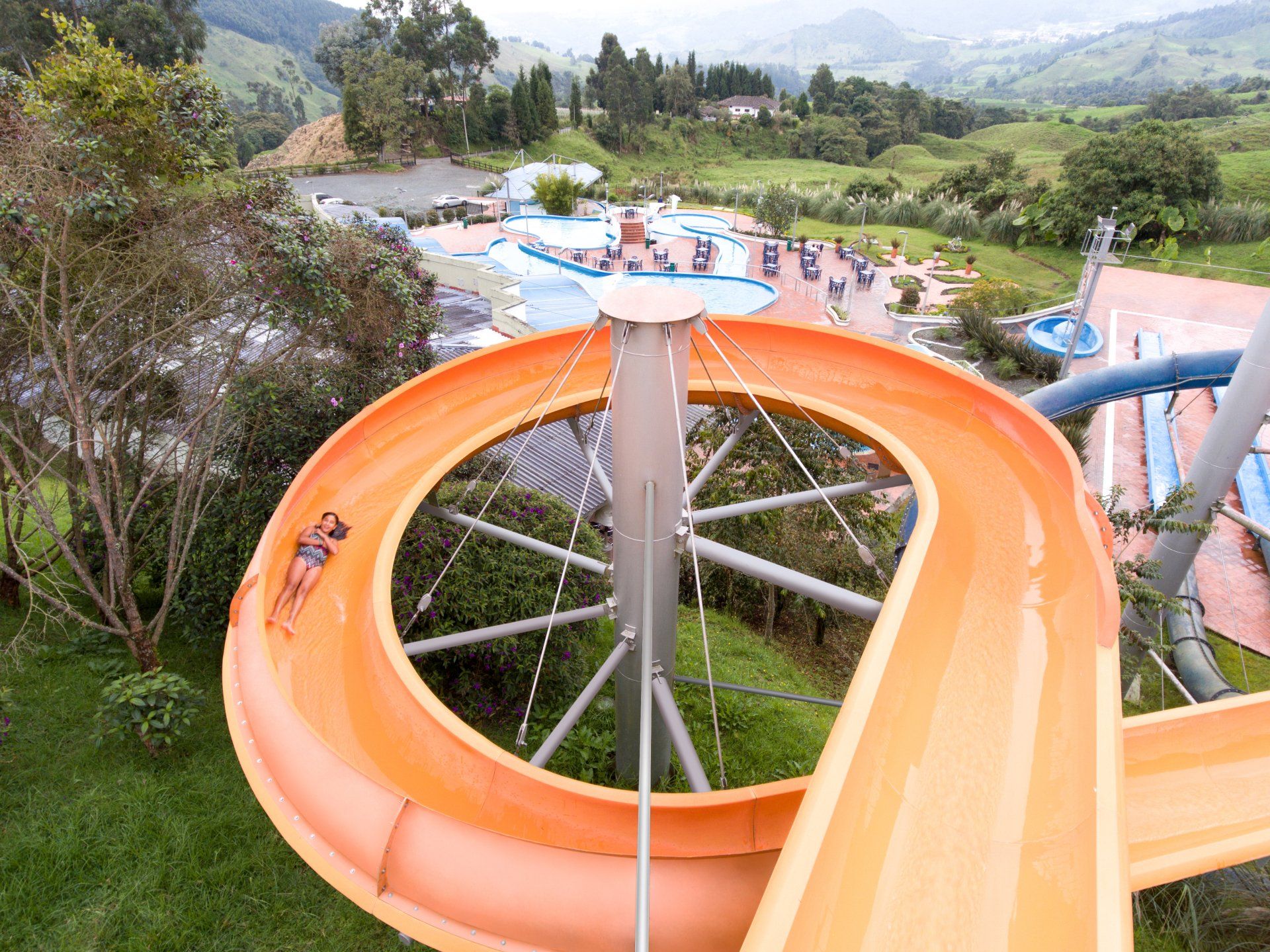 Tobogán naranja en zona acuática de Termales El Otoño, hotel con toboganes en Manizales