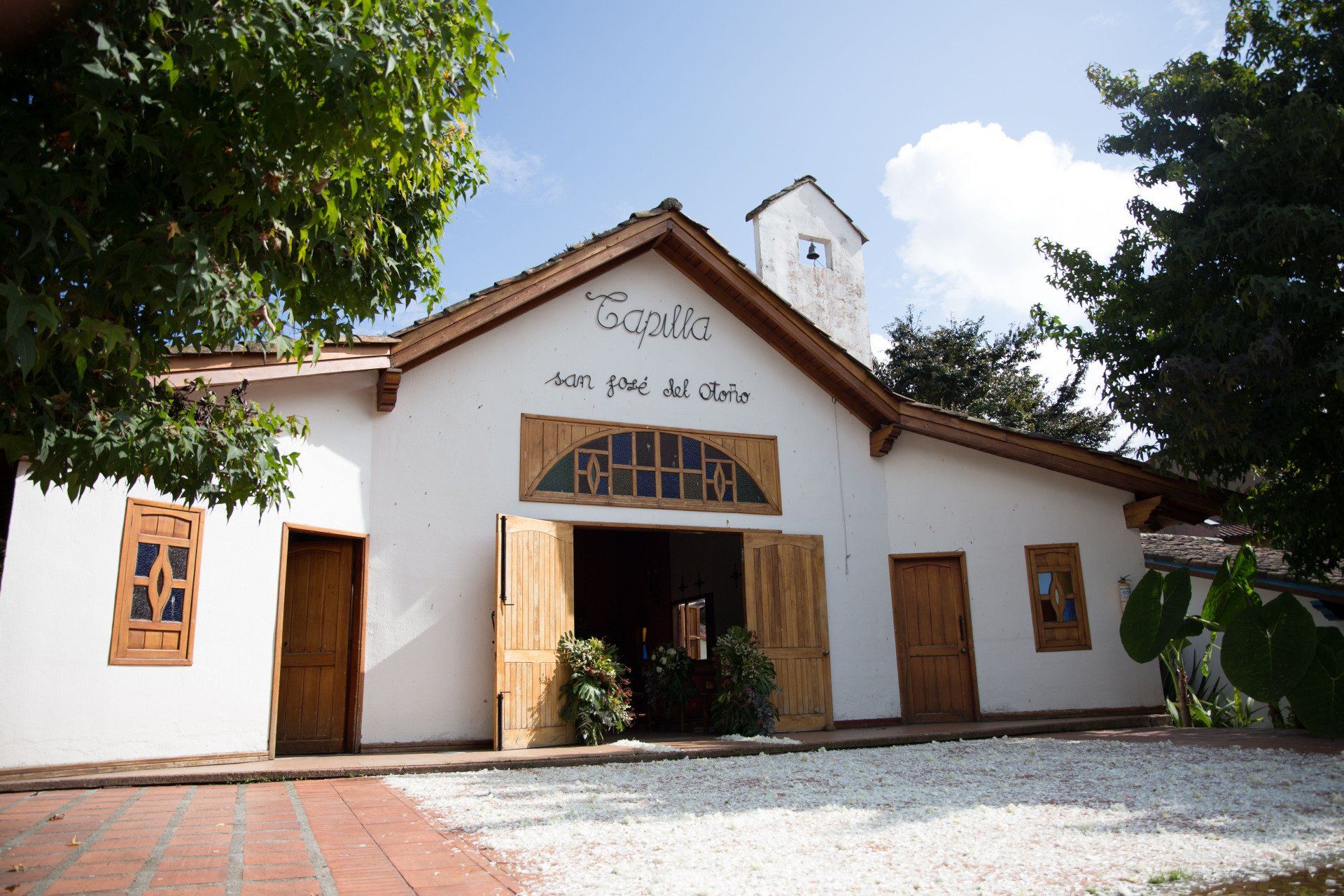 Chapel at Hotel Termales El Otoño for weddings in Manizales, featuring a white facade and main entrance.