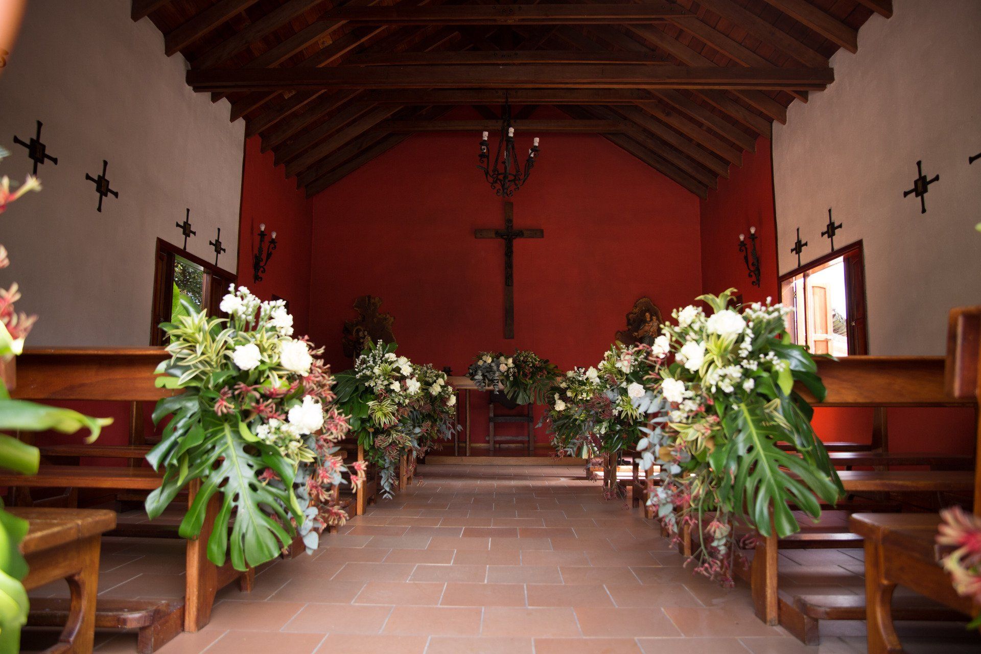 Wedding chapel at Hotel Termales El Otoño, a hot springs hotel in Manizales with elegant floral decoration.