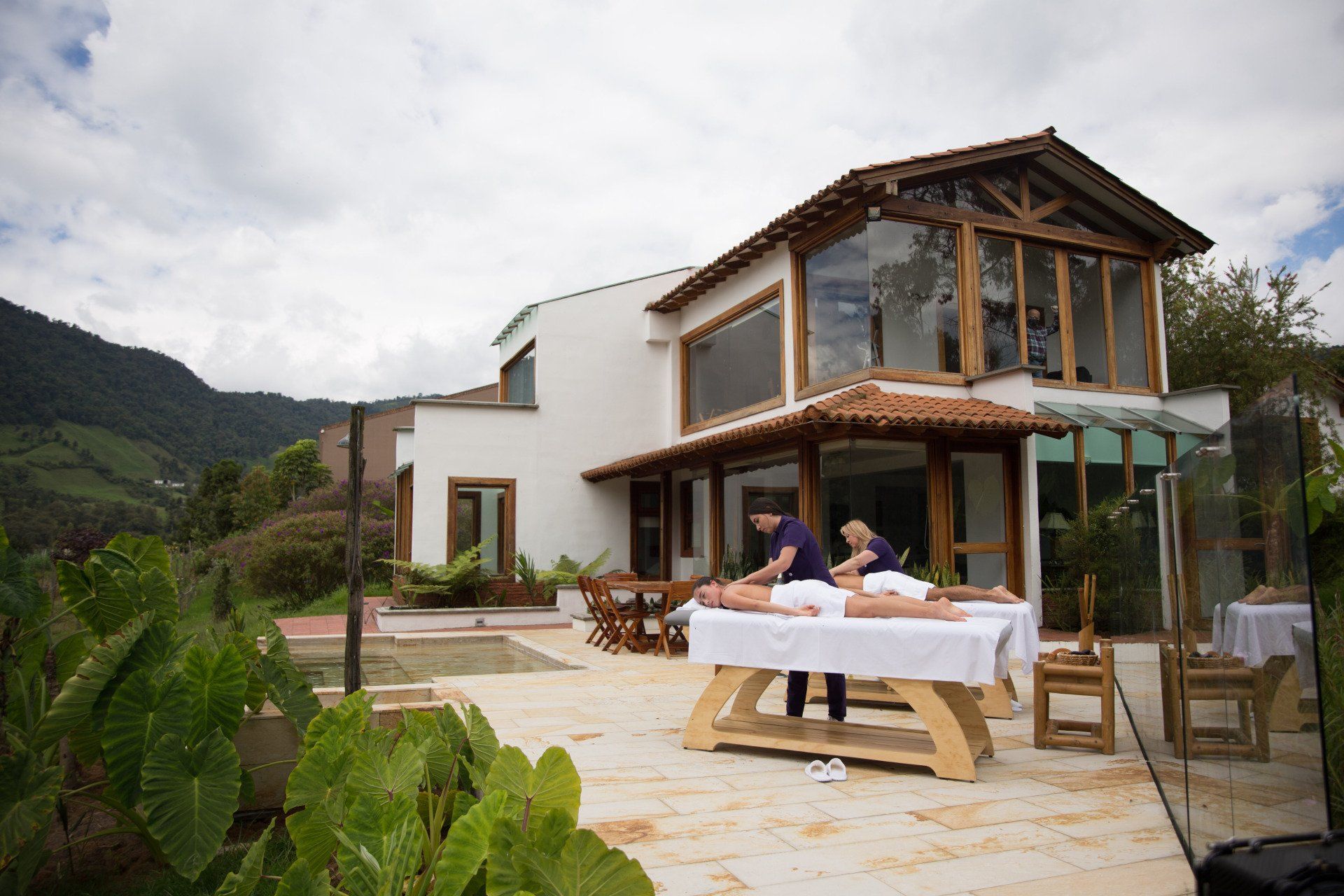 Guests enjoying an outdoor spa surrounded by mountains, a relaxing activity to do in Manizales.