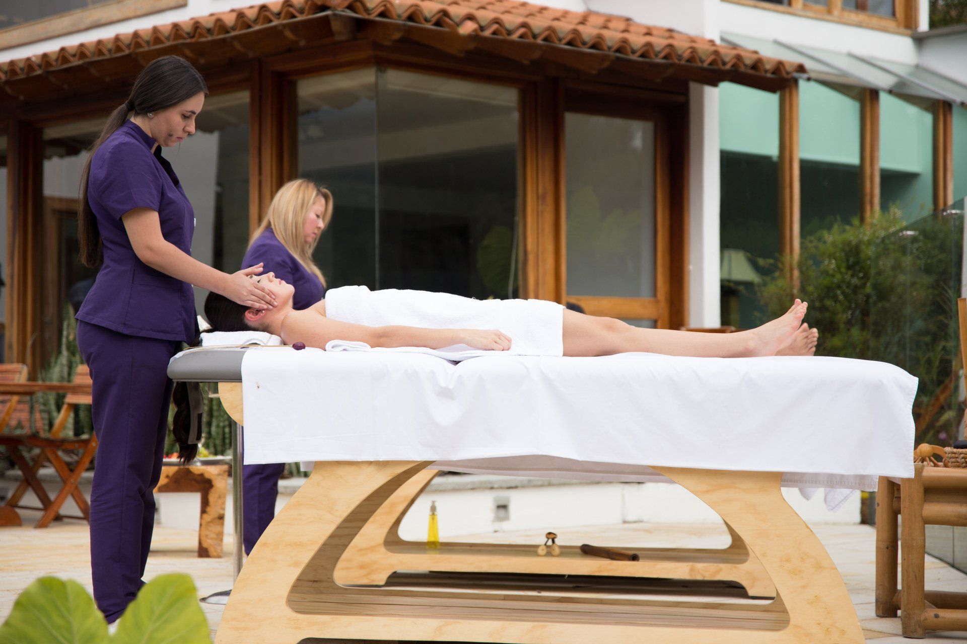 Therapists providing outdoor spa treatments at Essenia Wellness & Spa, a hotel service in Manizales.