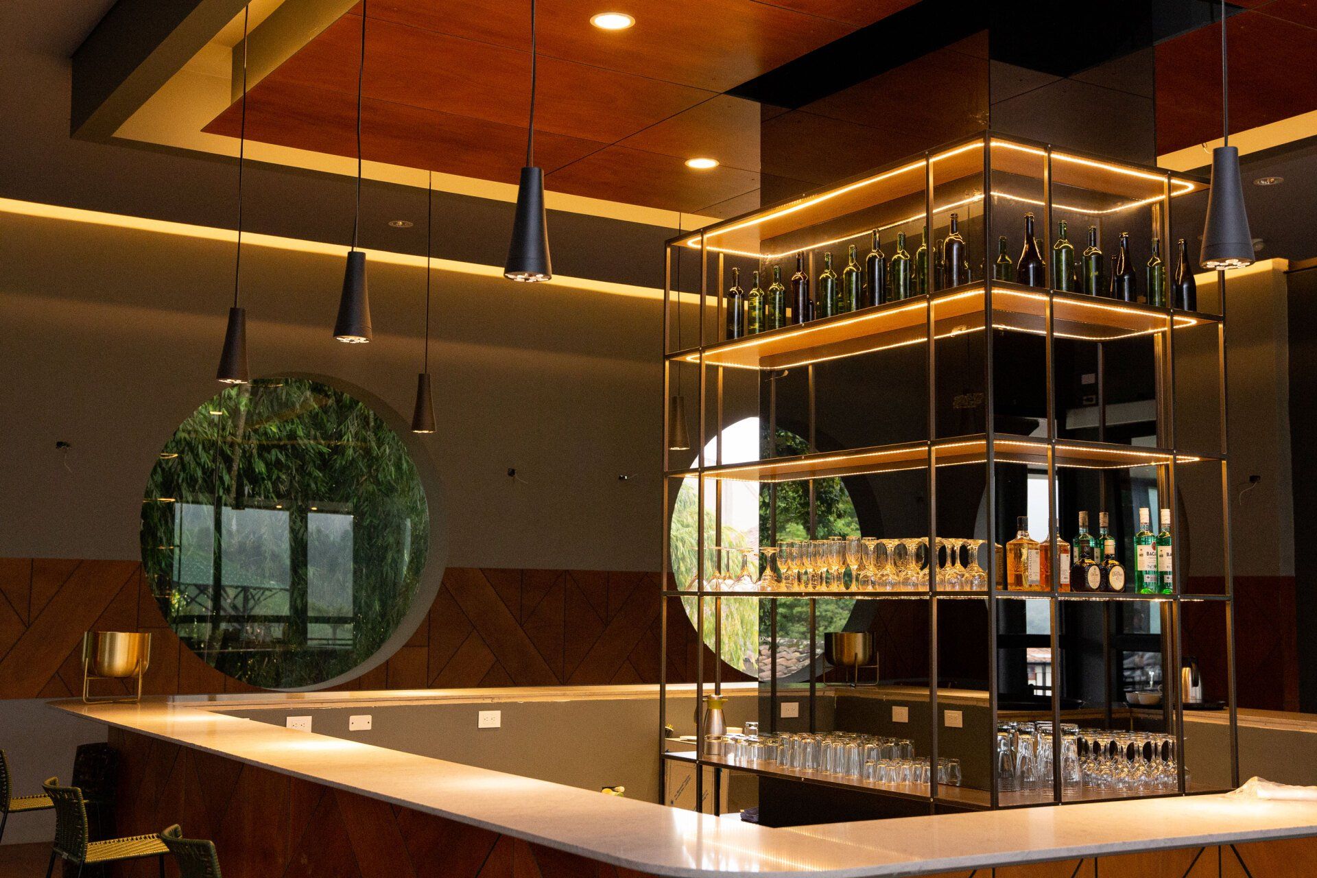 Bar interior con barra iluminada y sillas altas en Termales El Otoño, hotel con bar en Manizales y eventos gastronómicos