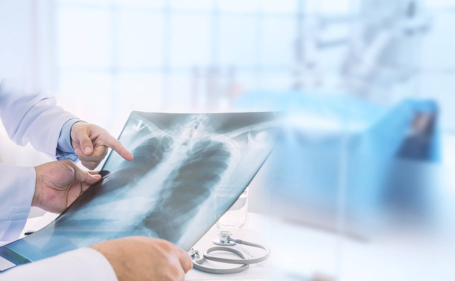 Medico esamina una radiografia toracica