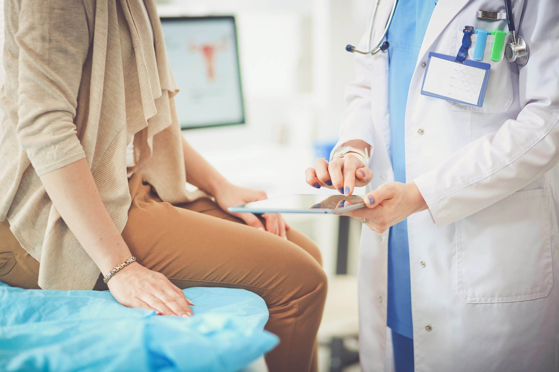Medico visita una paziente
