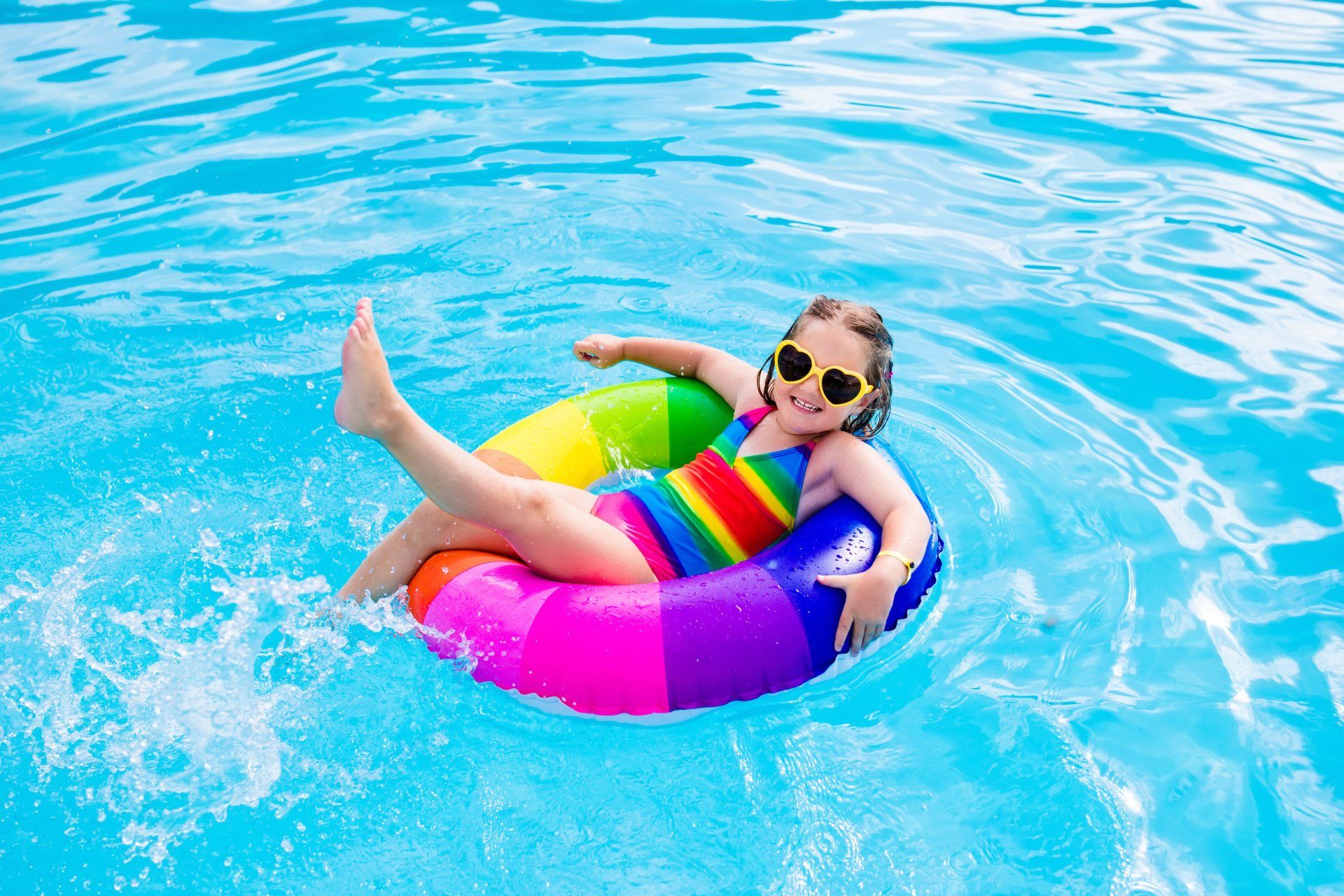 Schwimmreifen mit Mädchen