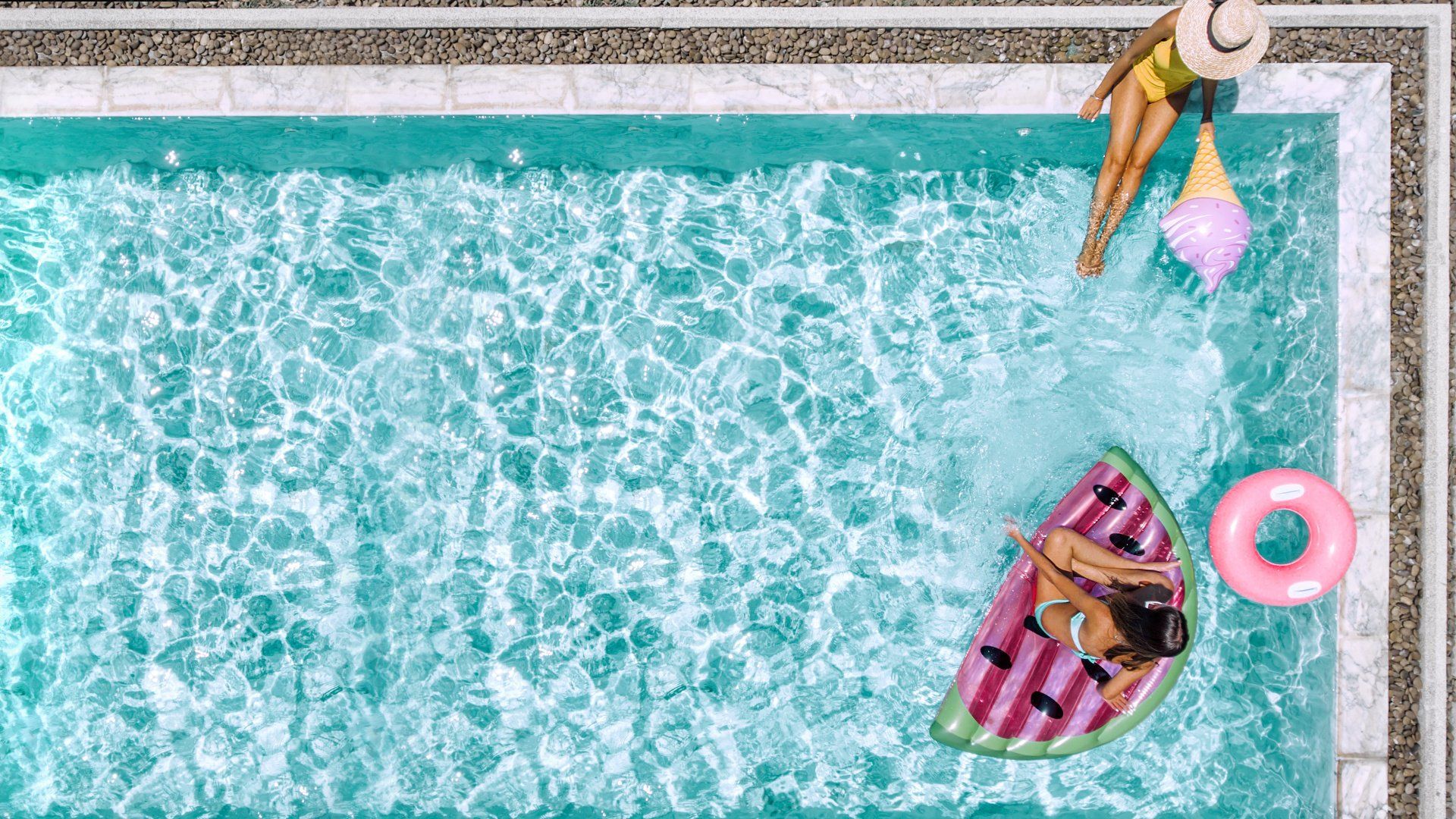 Pool mit Matratzen