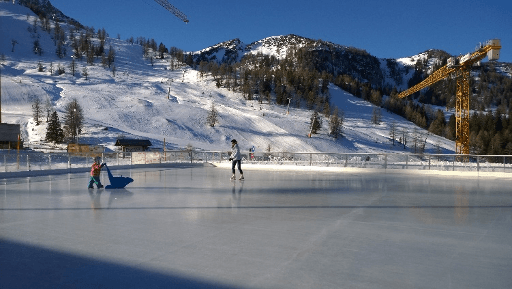Eislauffläche mit Bergkulisse