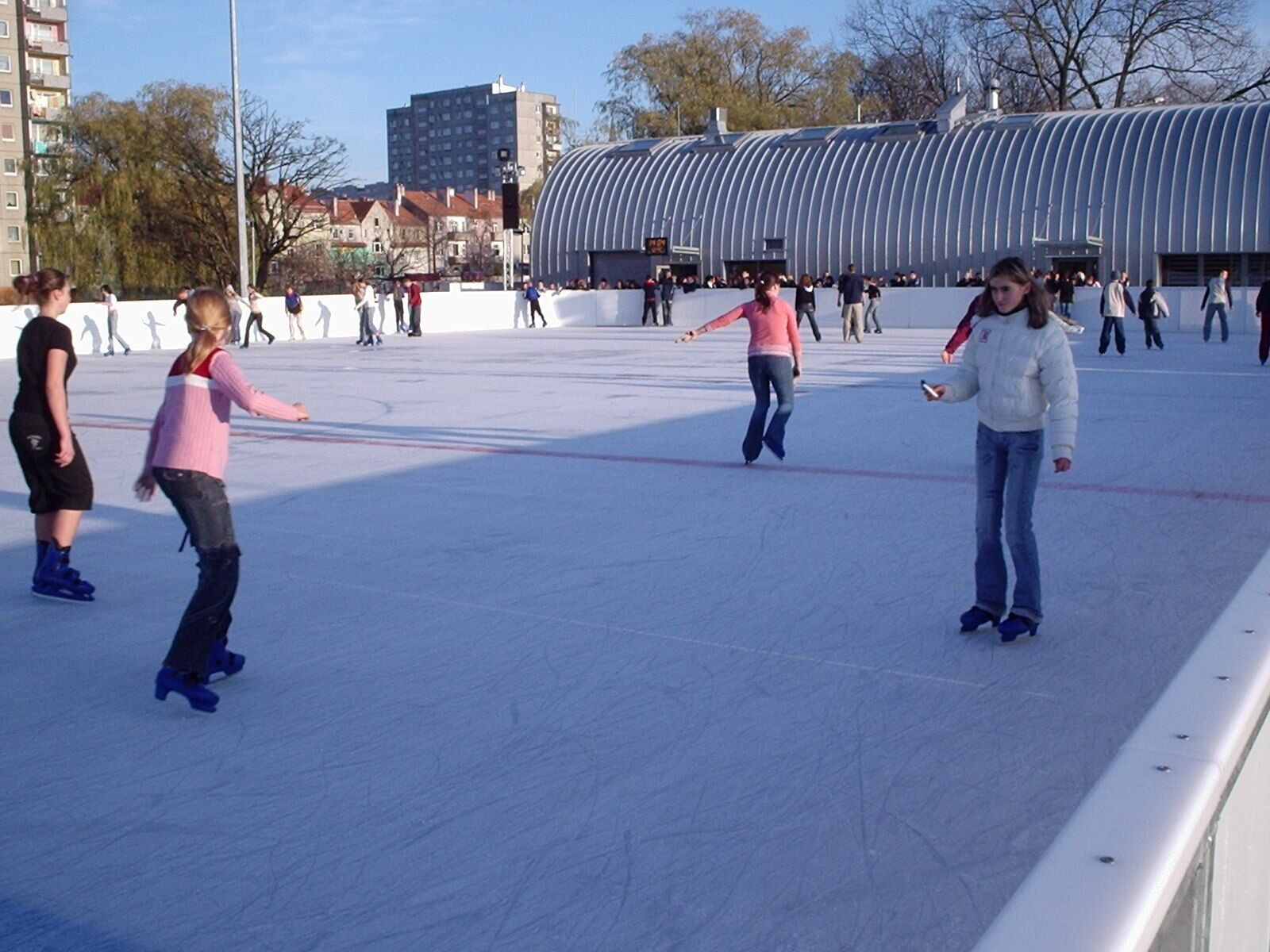 Menschen auf Eislaufplatz