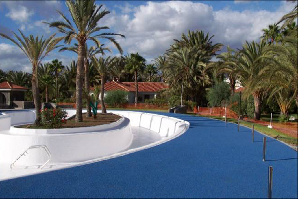 Pool mit Palmen