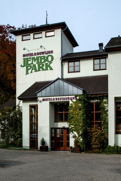 Jumbo Park steht auf der Seite eines Gebäudes