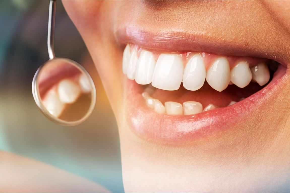 paziente felice con il suo nuovo sorriso