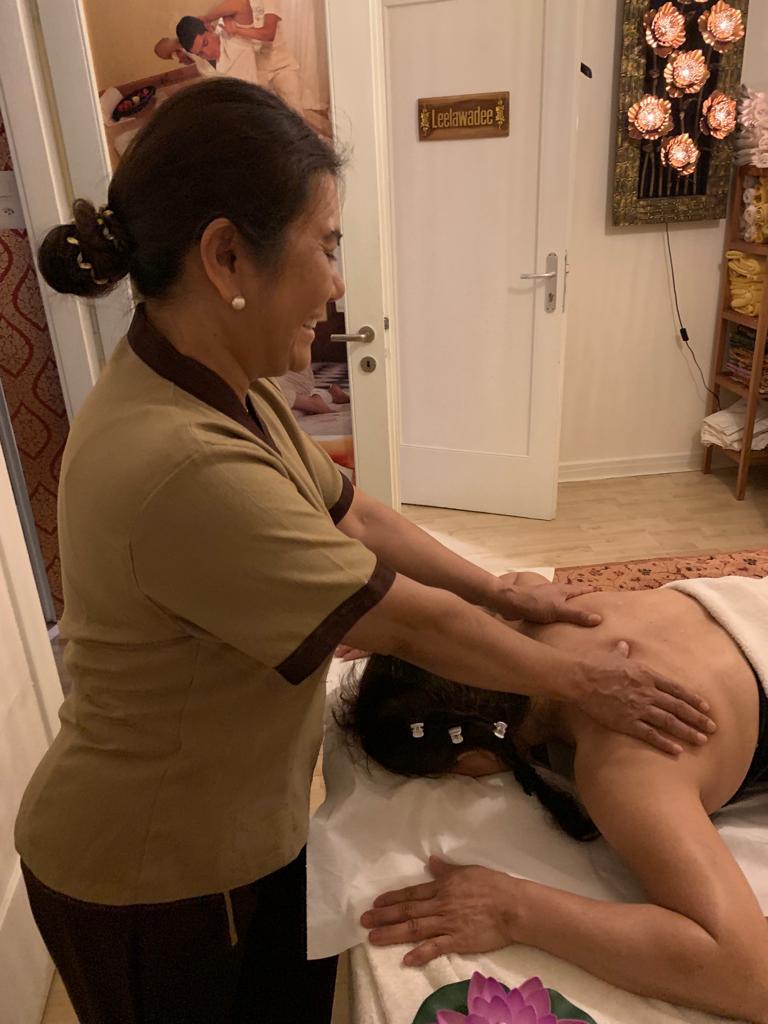 masseuse en action dans son institut