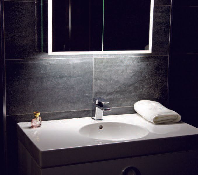 Minimal bathroom suite