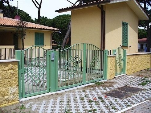 cancello colore blu