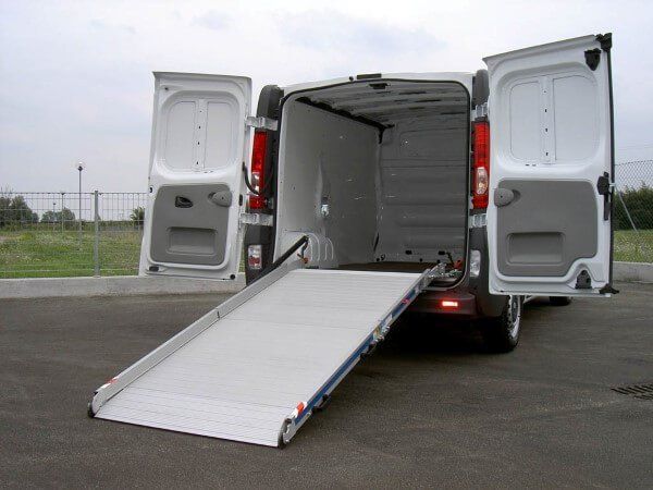 furgone bianco con sciovola