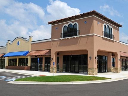 Corner unit of a retail store in a single level strip mall