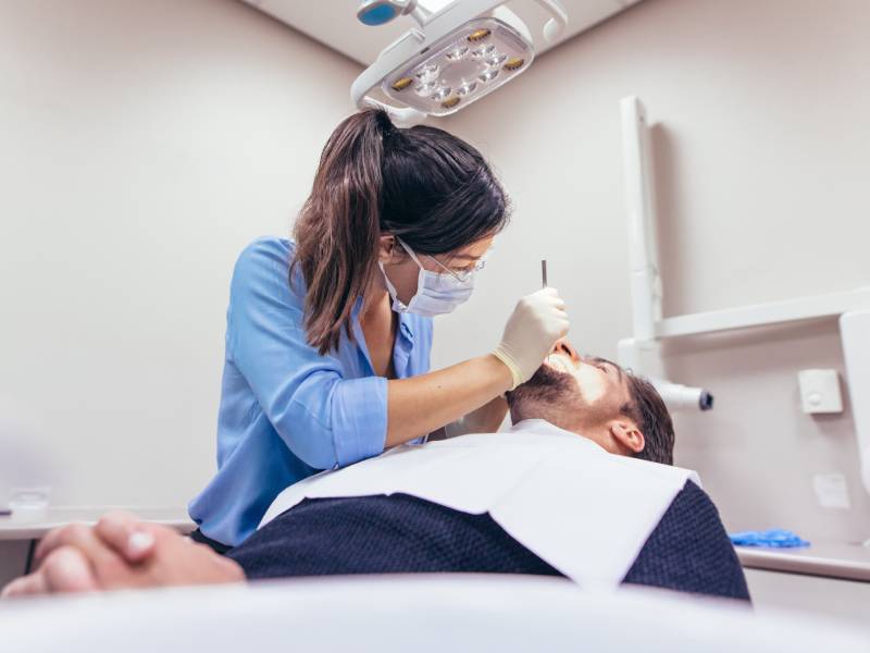 un dentista all'opera