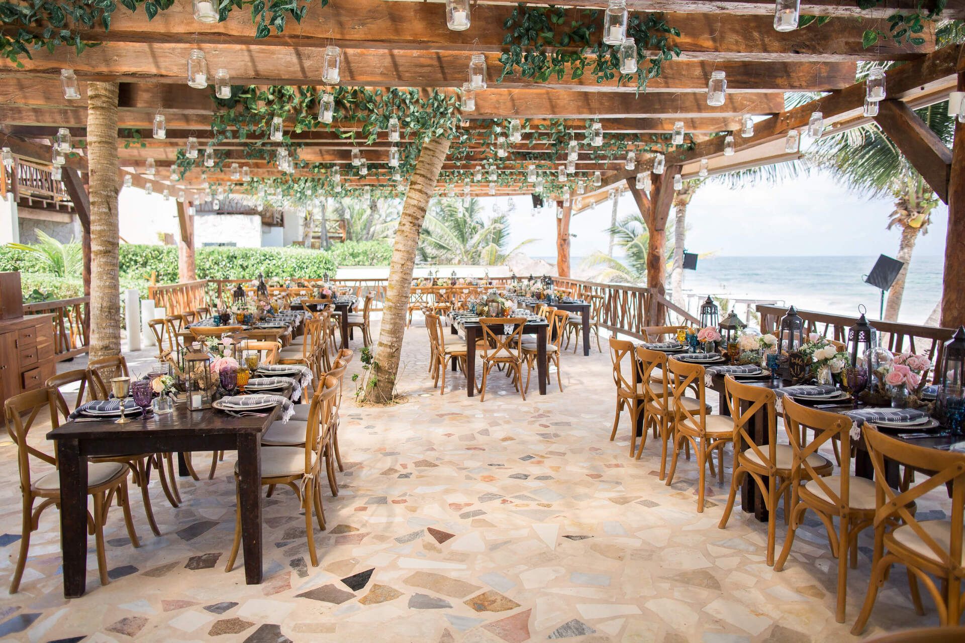 Un restaurante con mesas y sillas preparadas para una recepción de boda.