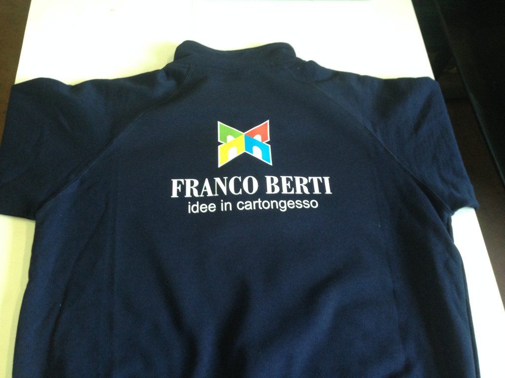 Camicia blu scuro con scritta 