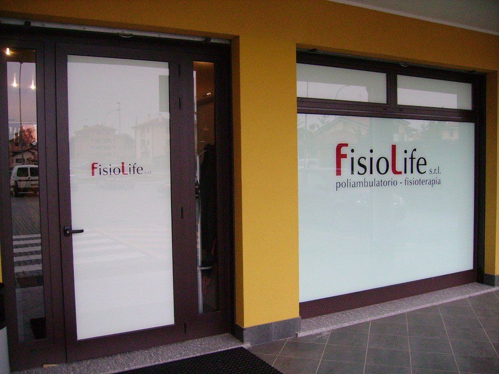decorazione oscuramento medici fisioterapia vetrine pavia