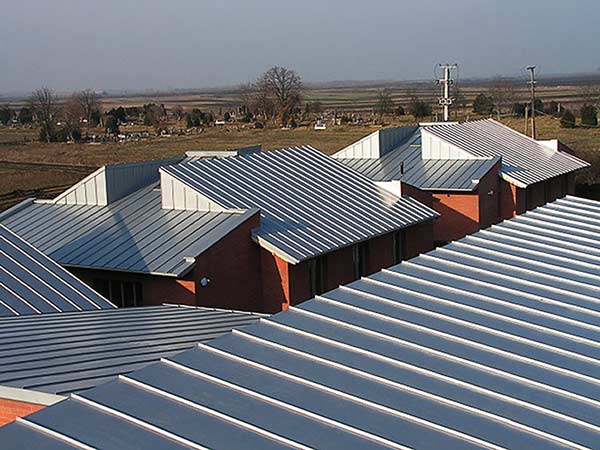 diversi tetti e sullo sfondo campagna
