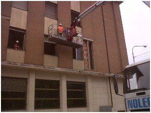 opeai al lavoro su piattaforma aerea