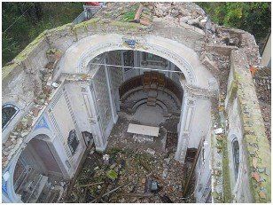 tetto crollato di una chiesa visto dall'alto