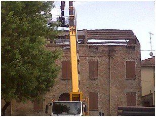 piattaforma aerea su un tetto di un vecchio edificio