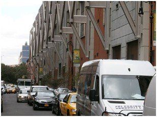 facciata di un edificio affaccio su strada