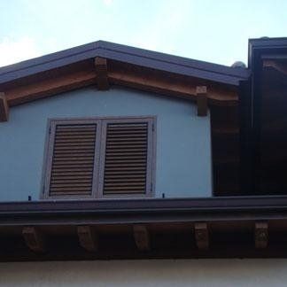 casa con persiana