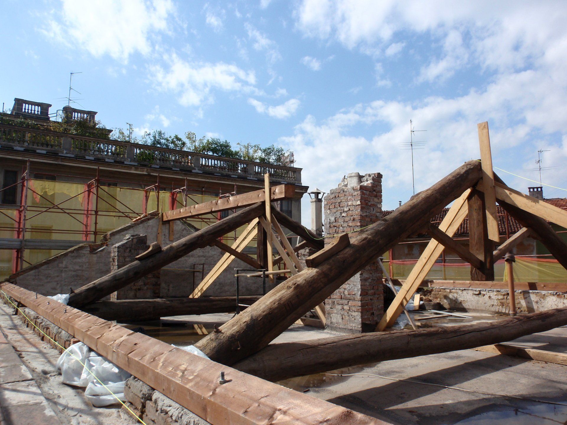 Particular new sleeping perimeter in wood and positioning new ridge beam