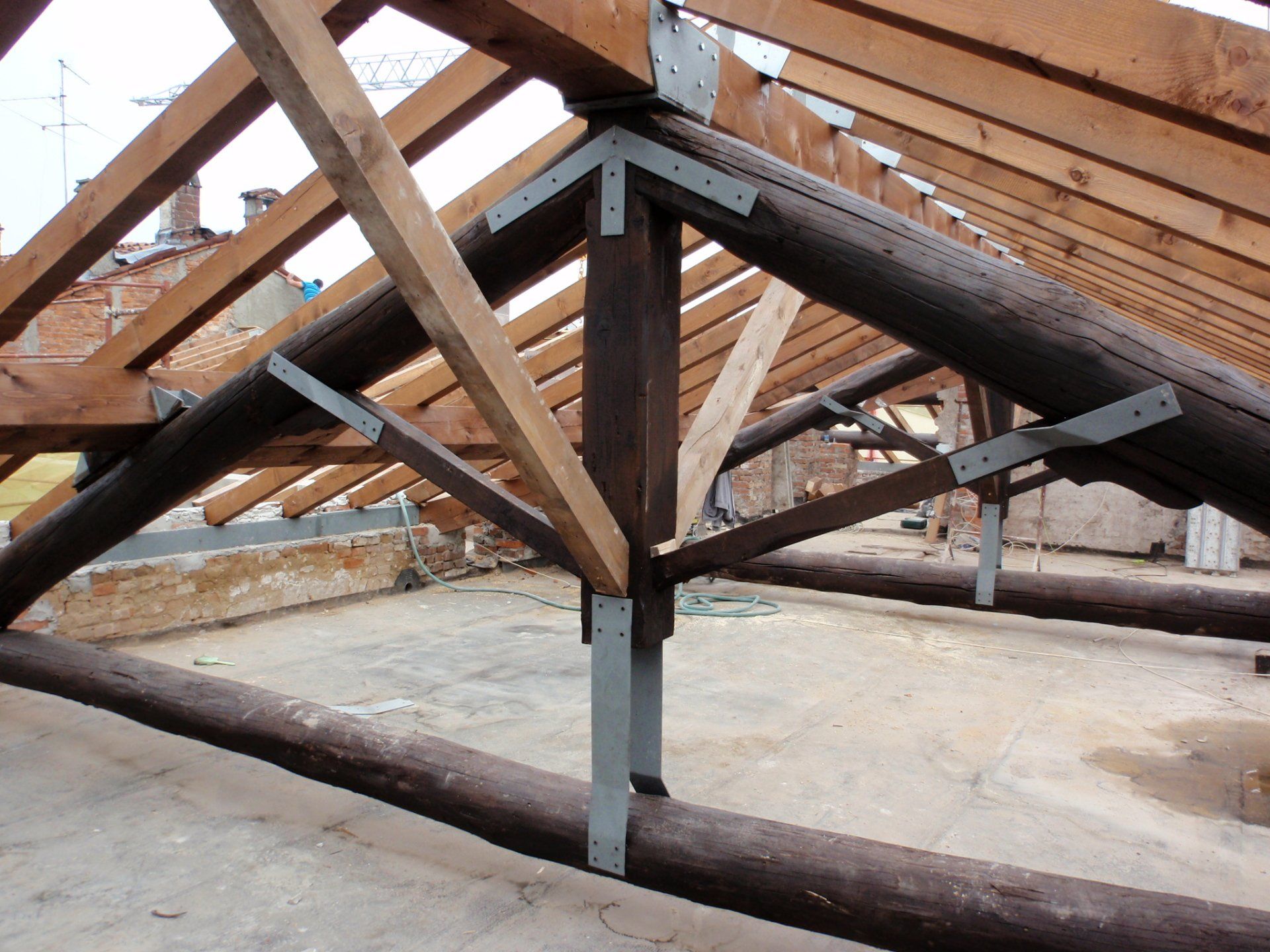 Particular metal elements of connecting truss in existing wood