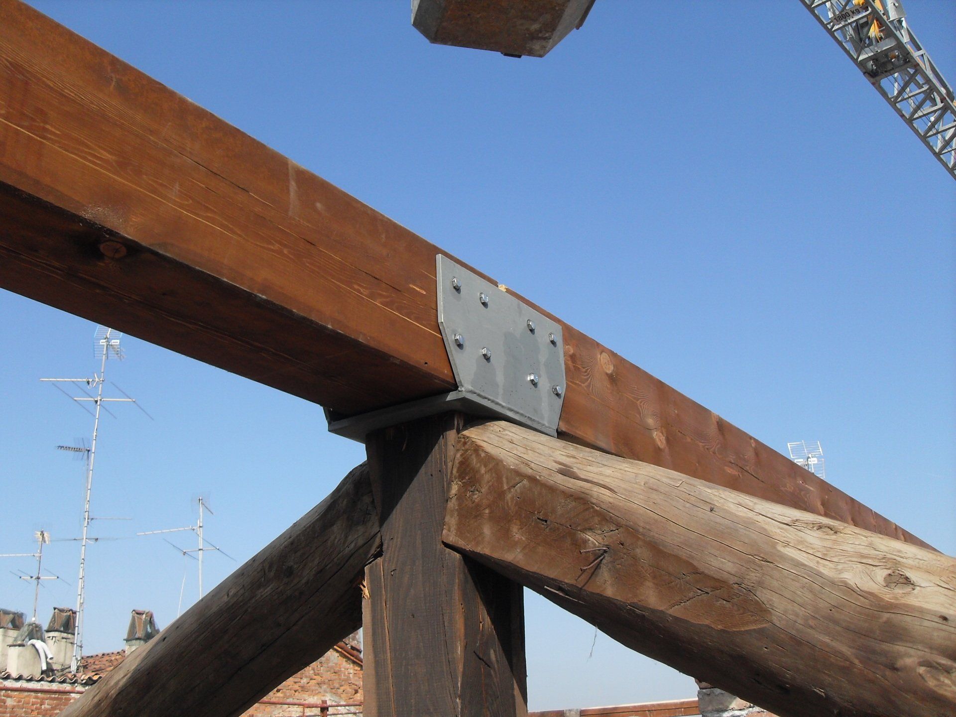 Particular connecting element for ridge beam and truss