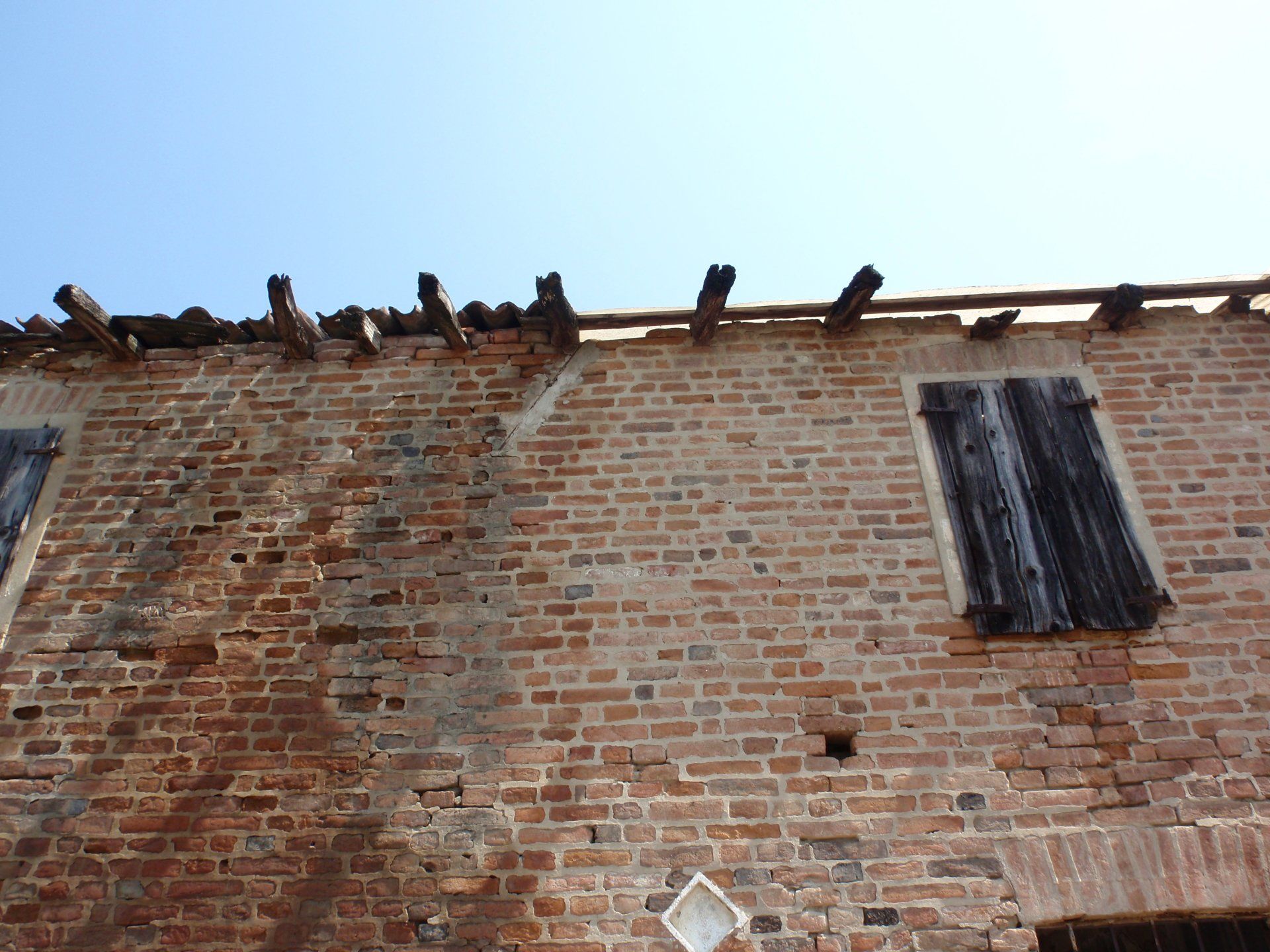 Lack of eaves with degraded exposed beams