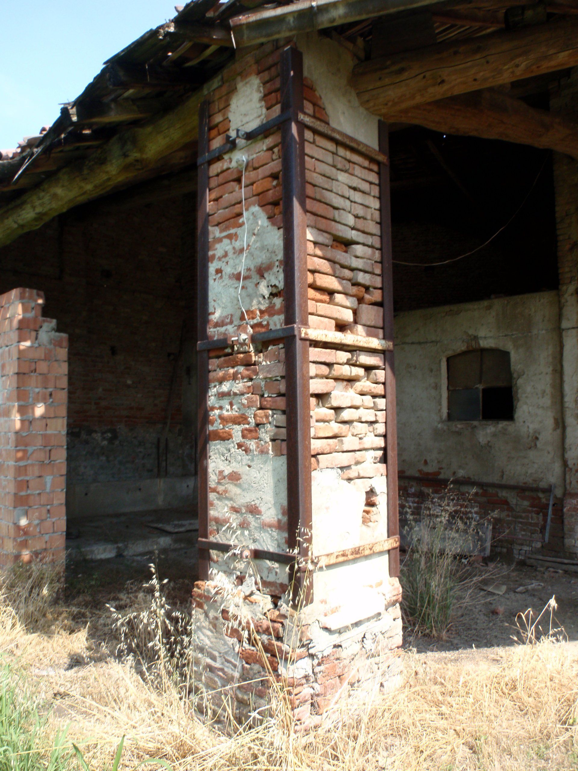 Pillar circled with angular and metal brackets