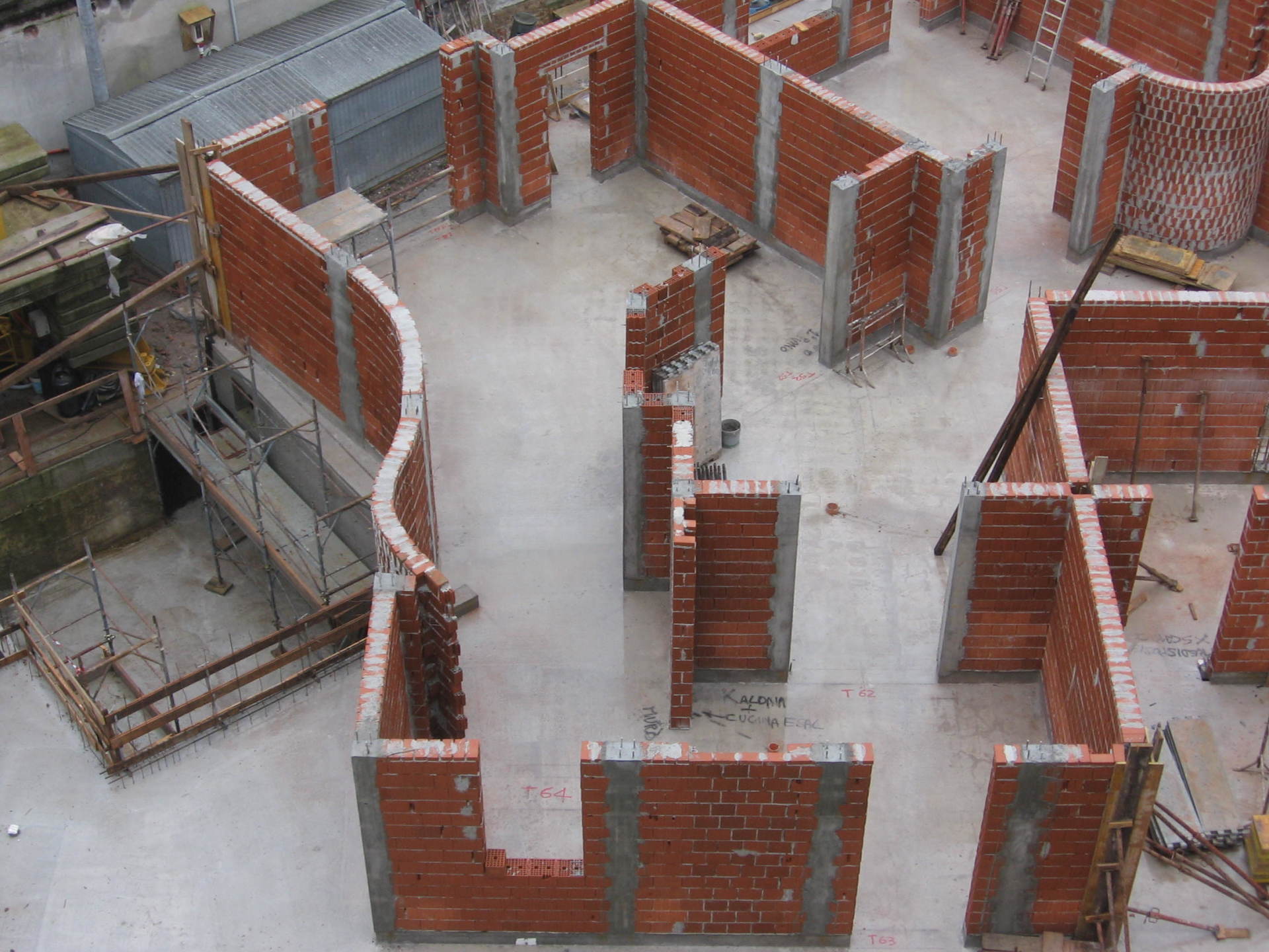 Reinforced masonry view with small pillars in reinforced concrete