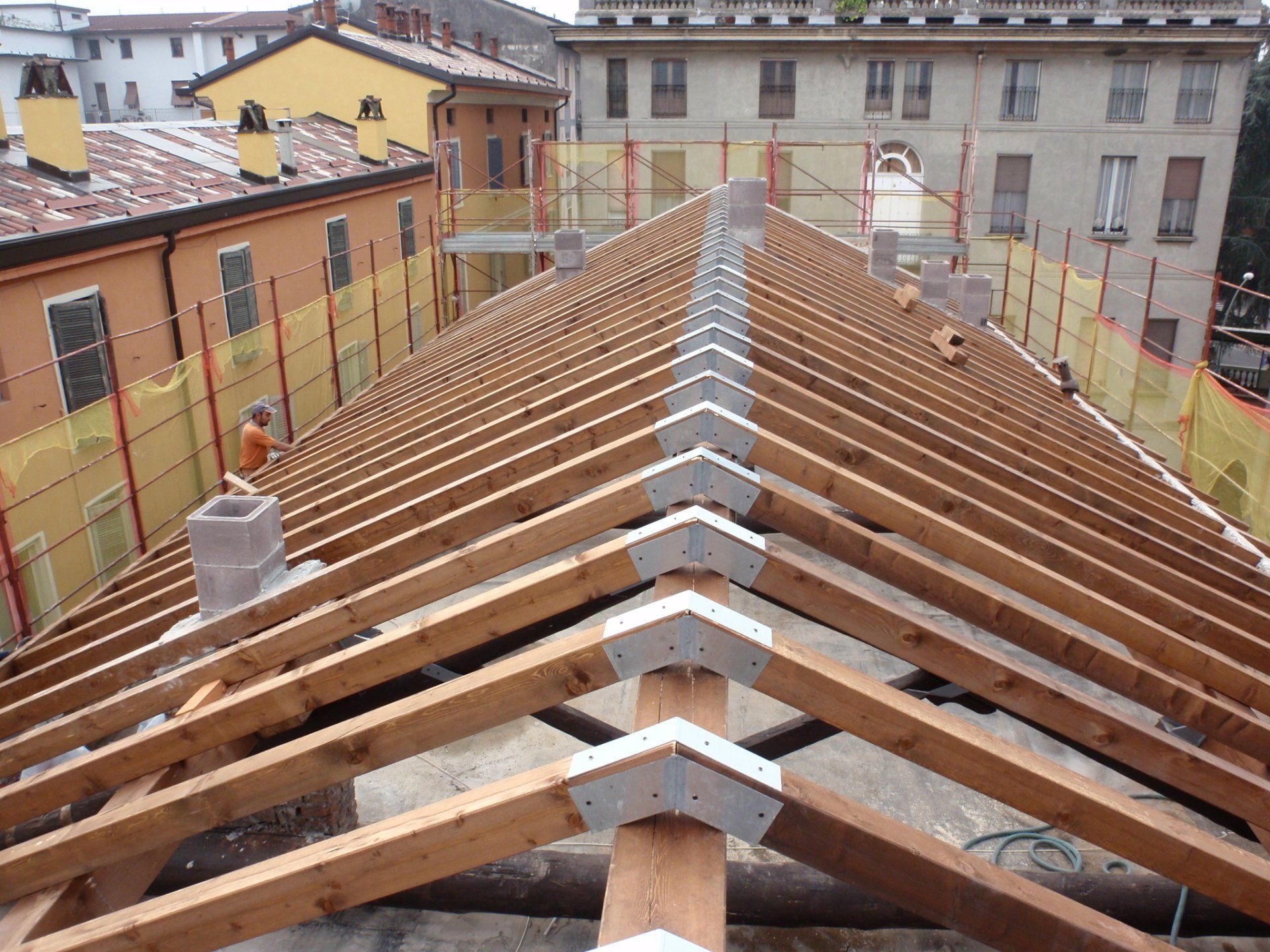 Particular connection of the joists with shaped metal plates