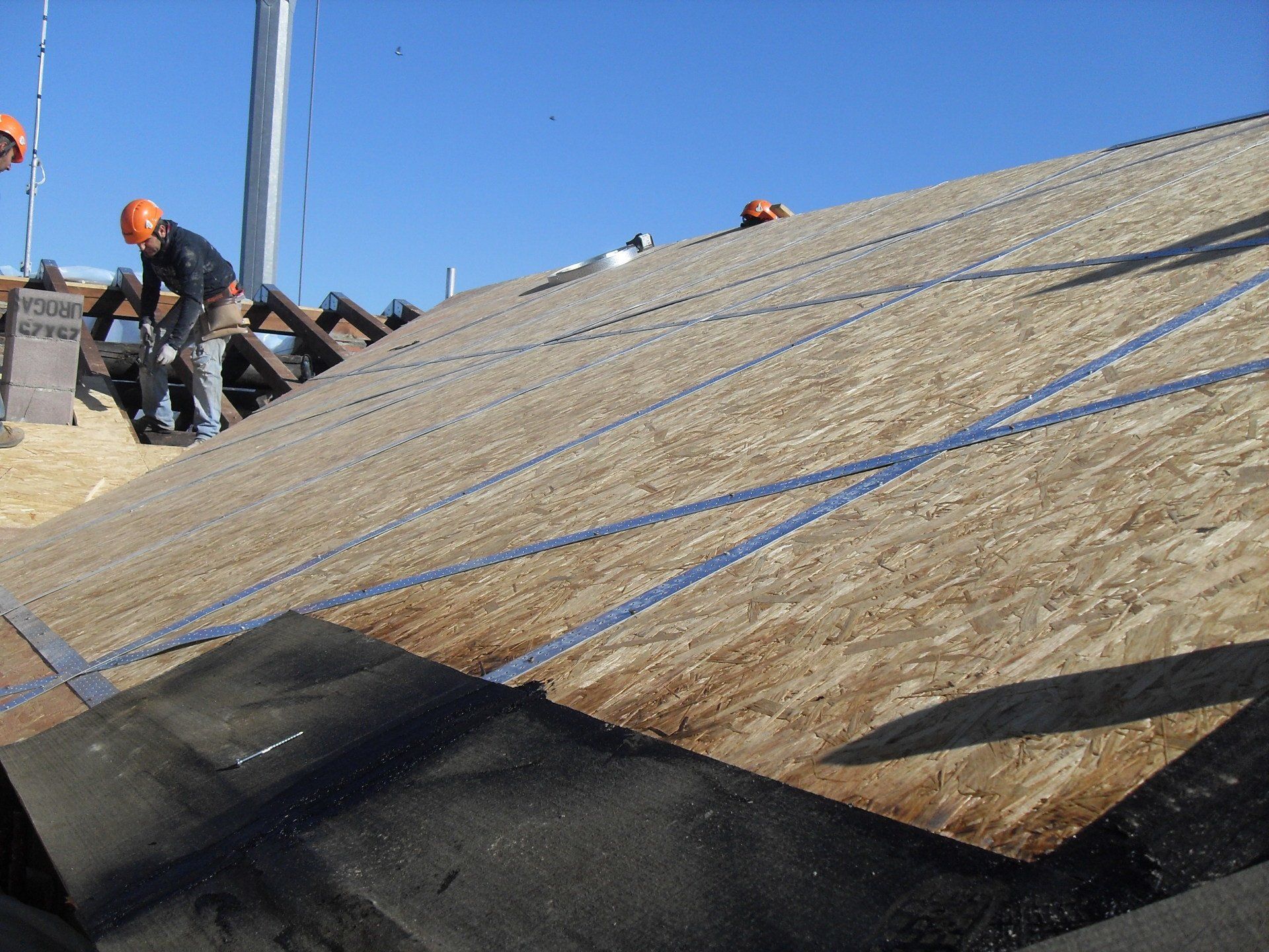 Support consisting of double OSB crossed panel, braces with metal plates and installation of waterproof sheath