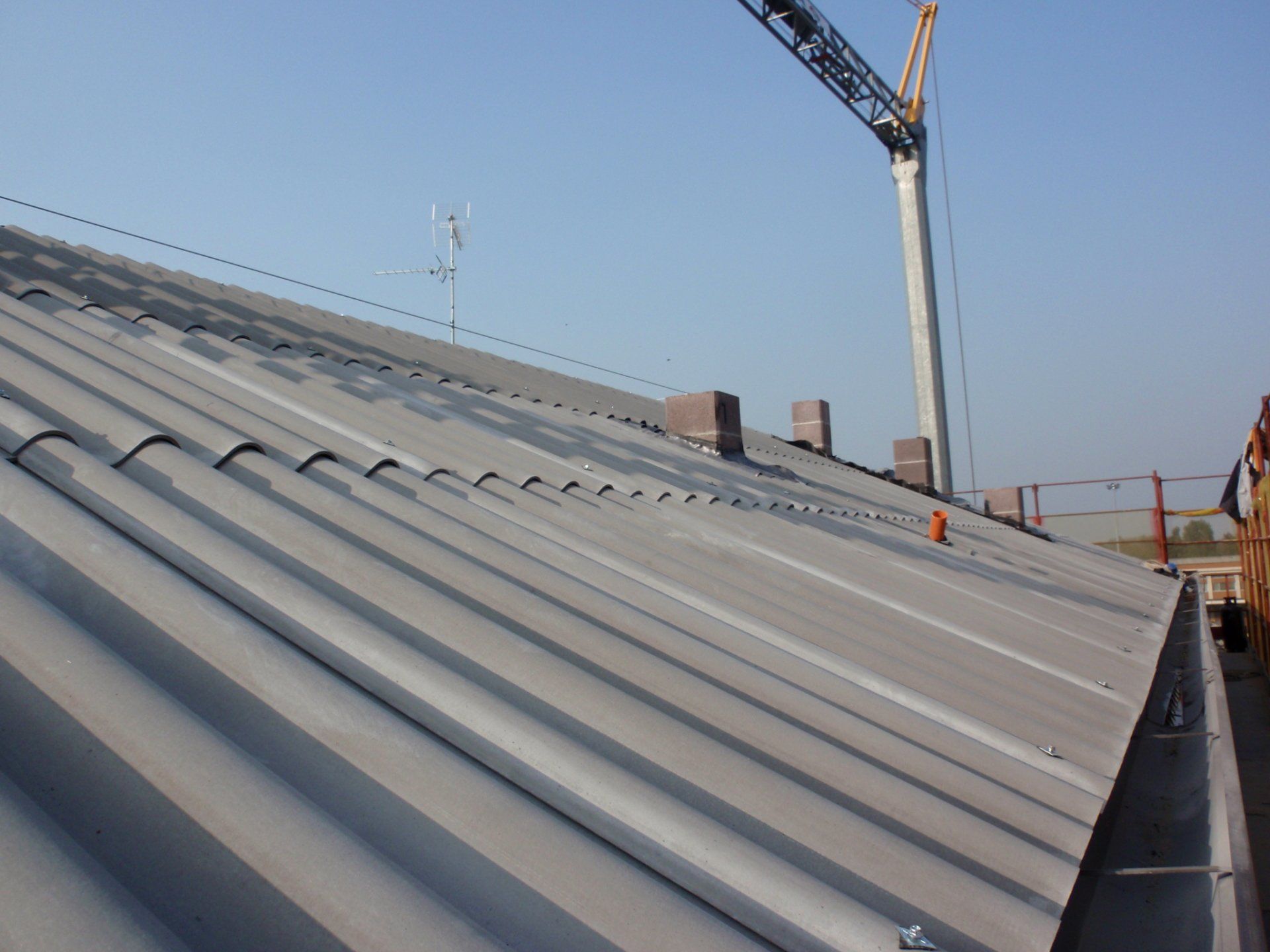 Covered view with corrugated slabs in ecological fiber cement and lifeline on the ridge