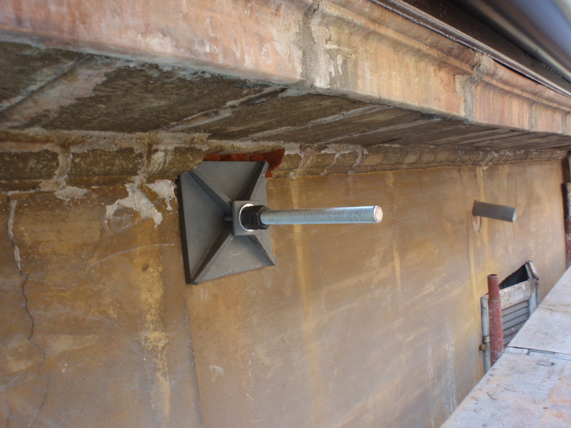 Particular anchor plate for connecting steel tie to the masonry