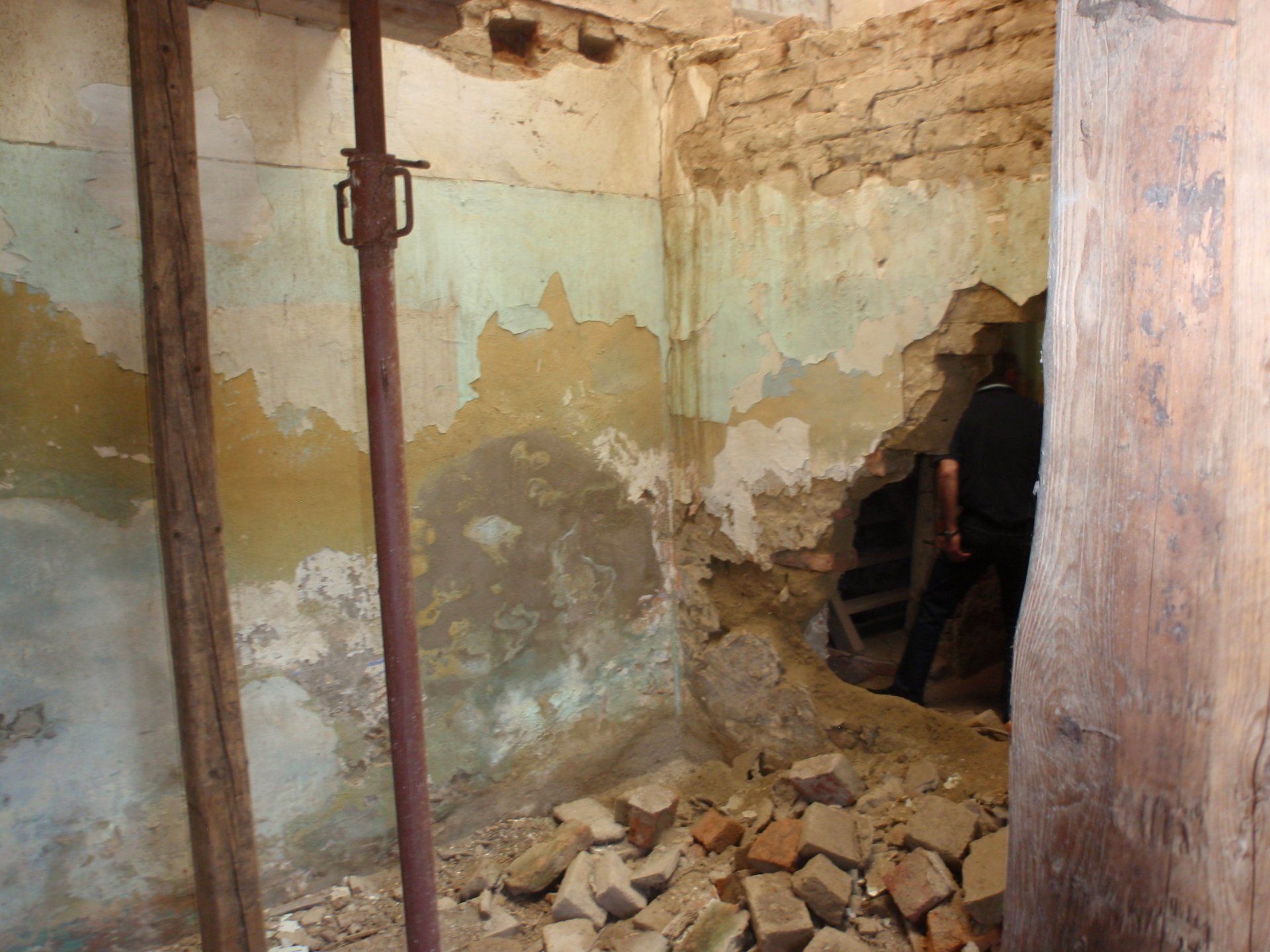 Collapse of the masonry and support struts of the floor