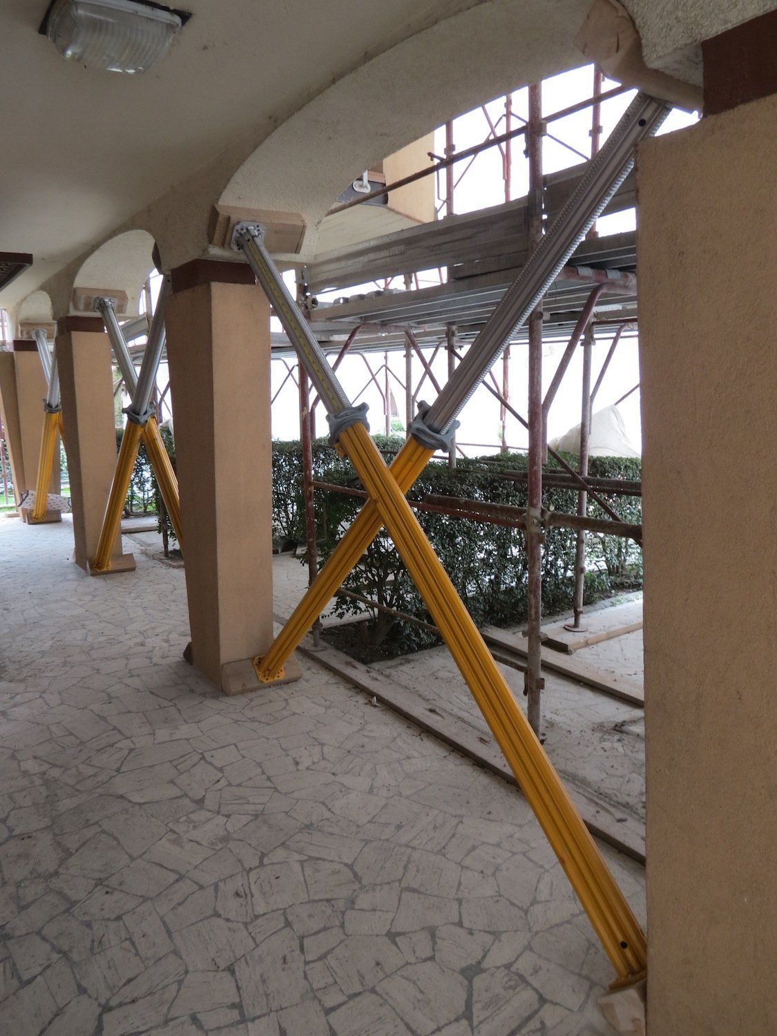 securing a portico with Peri-type props arranged in a cross by Sant 'Andrea