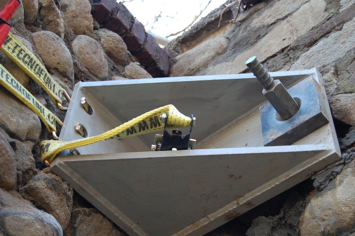 Anchor plate for fixing tensioning belts for temporary safety