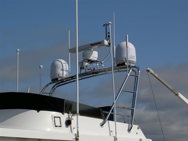 Custom stainless steel full-size radar arch by Tanner Manufacturing. 
