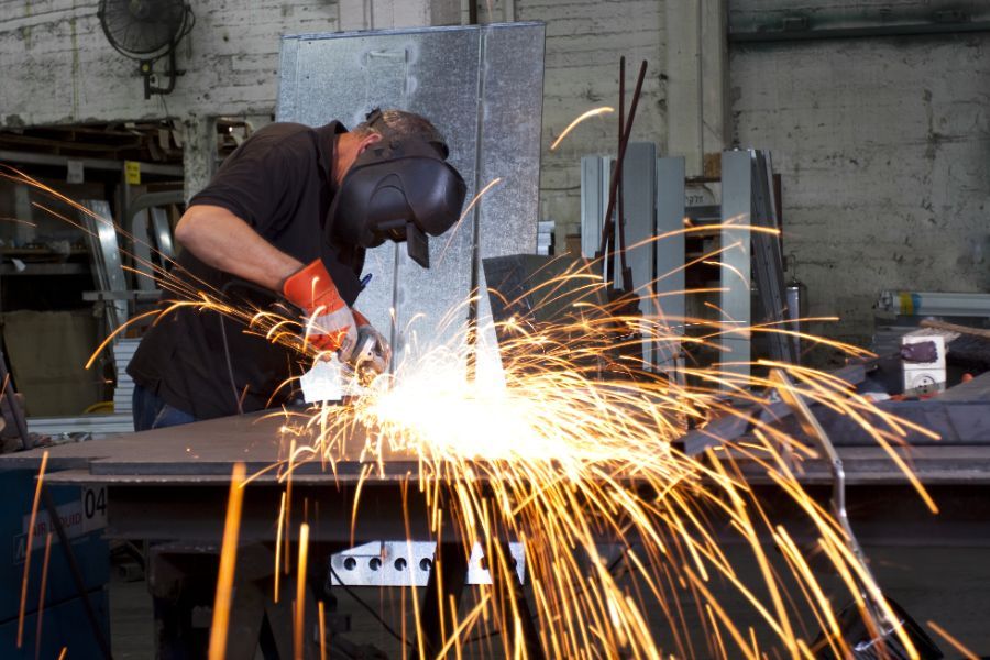 operaio durante una lavorazione di piccola carpenteria